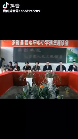 《骄傲!从内江走出的中国台湾省铁路“电气化之父”——罗裕昌》
罗裕昌(1920年~2012年9月20日),男,四川省资中县甘露镇人,十岁丧父。以优异成绩考取省立资中中学(今资中一中),后考取国立武汉大学(抗战期间,于1938年2月至1946年秋西迁四川乐山办学)电机工程系,1946年毕业后进入台湾铁路局工作,曾任总工程师、首席副局长等职,直至1985年退休,后侨居美国。于2012年9月20日病逝,享寿93岁。
中文名
罗裕昌
国籍
中国
民族
汉
籍贯
四川省资中县甘露镇
出生日期
1920年
摘要
人物关系
人物生平
主要成就
人物评价
人物关系共1人
齐邦媛
妻子
齐邦媛(1924年2月19日—2024年3月28日),女,汉族,辽宁铁岭人,毕业于武汉大学外文系,中国台湾作家,中国国民党政界人士齐世英长女。 1947年到台湾。1968年赴美国印第安纳大学研究。1969年出任中兴大学新成立之外文系系主任。1988年从台湾大学外文系教授任内退休,受聘为台大荣誉教授。曾任美国圣玛丽学院、旧金山加州州立大学访问教授,德国柏林自由大学客座教授。教学、著作,论述严谨;编选、翻译、出版文学评论多种,对引介西方文学到台湾,将台湾代表性文学作品英译推介至西方世界,卓有贡献。2024年3月28日凌晨1时,齐邦媛去世,享年100岁。 齐邦媛的丈夫是罗裕昌。
人物生平
1920年生的罗裕昌,毕业于武汉大学电机系,1946年就进入台铁担任基层工程人员,直到1985年从台铁副局长退休,他耗费近40年光阴,一手将战后古老传统的台铁推向现代化。2012年9月20日,这位铁路老兵从人生战场永远“除役”,享寿93岁。
1945年,武汉大学电机工程系毕业。
1946年,抗战胜利后来台。
夫人齐邦媛
1948年,与齐邦媛于武大校友会相遇相恋,10月返回上海由父母主持,在新天安堂基督教会结婚。婚后回台。
1950年,迁往台中(一住17年),任职于台湾铁路管理局近40年,1950年代开始,统筹建立台铁的中央行车控制系统(CTC,Central Traffic Control)自动化号志工程,原先台湾火车进出车站,需靠着站员挥动红绿旗完全以人工控制。
1966年开始,参与国家十大建设,是铁路电气化计划的工程负责人,将原先烧煤冒烟的火车,改成利用电力运行。