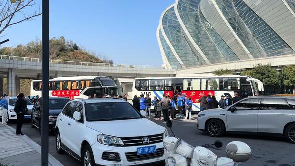 从湘超的开始把一群素不相识的岳阳人从五湖四海集结在一起凝聚一个大团体 我们一条心 为岳阳✊我们从第一场比赛到第十四场比赛从九月到十二月里 我们经历了风吹日晒 寒雨冷夜 我们挺过了一场又一场比赛出征客场 回到主场 一首荣光能把嗓子唱哑 但唱不哑我们岳州军的气势✊我想这并不关乎我们懂不懂足球 但也是湘超让我从一个从不爱足球的人到知道什么叫越位 什么叫任意球和边线球 也是家乡给予我的这份力量让我关心到这些懂得这些 而我爱的并不是足球 而是我的家乡 当我们第十四轮客战长沙队的终场哨响时 我们无缘四强 今冬借 明冬还 岳阳队 明年见 战斗 我的家乡队 ✊✊✊岳阳 加油 加油 加油#湘超联赛#岳阳队加油