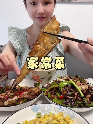 这个木耳丝泡发量很大 一包半斤我家的菜量能炒8盘 你们泡的时候一次不要泡太多了 木耳泡多少吃多少 不要隔夜噢😜