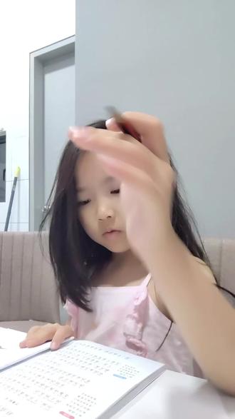 📣亲爱的同学们,今天是《读读儿童故事2》第一次阅读 @所有人
📚️【今日任务】走进奇幻森林,邂逅温暖伙伴
阅读内容:P1—P14
💡阅读提示:在这次阅读旅程中,你会走进妮妮和动物们相伴的森林,见证她为保护动物挺身而出的勇敢;还会认识一对特别的好朋友——小青蛙和小泥鳅,看他们在小河干涸后依然不离不弃。这些故事里藏着对自然的热爱、对友谊的珍视,还有小动物们的神奇本领,等待你去发现。
🥇【今日收获】
阅读收获:感受人与自然的和谐之美,懂得友谊的珍贵,了解小动物们的特别之处,培养爱护自然、珍惜朋友的意识。
🔍方法点拨:边读边圈出描写动物外形和动作的词语,抄写在“阅读记录卡”上,感受故事语言的生动有趣。
#读读儿童故事2 #流浪的森林 #白乌鸦 #小青蛙和小泥鳅