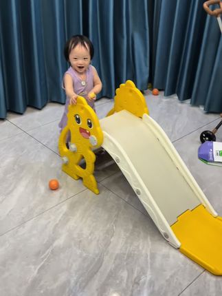 吃着苹果还要玩滑滑梯🤣 #自己玩的不亦乐乎 #萌娃日常 #母婴好物 #宝妈推荐
