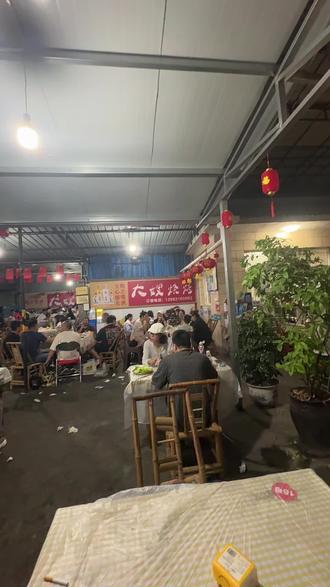 生意好的很哦,不要看位置,要排队,排队!#大嫂烧烤