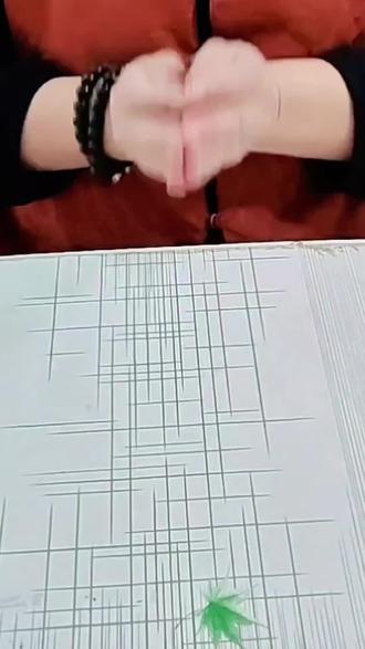 若两个平面朝上则为全阳,全阳又被称为笑杯,没同意也没反对,若两个凸面朝上则为全阴,被称为哭杯,不赞同,若一平一凸则为一阴一阳,被称为圣杯代表同意啦,万事如意,心想事成,#国学文化#民俗文化#民间习俗#投圣杯#正能量