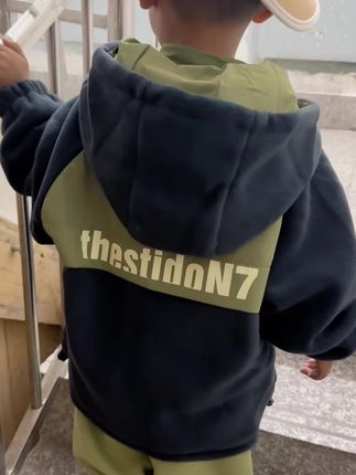 天气越来越冷了,孩子的外套要提前准备好,这件男童加绒外套就很合适,它还是一个痞帅的款式,孩子平时上学或者出门玩都可以穿,喜欢就赶紧下单吧!#潮酷穿搭 #萌娃穿搭 #男童外套 #帅帅哒