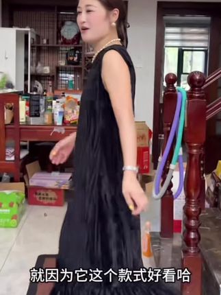 (禧木)8271小众设计感V领丝绒压褶秋季新款时尚洋气秋冬长裙#爆款推荐中 #高级感穿搭 #连衣裙分享 #舒适穿搭 #黑色连衣裙