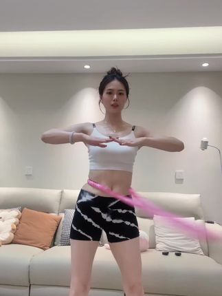 起得来早上练,起不来晚上练,每天坚持甩呼啦圈30分钟,腹平了 腰细了 肠胃好多了 体态也好了,这个秋天练出好身材#居家锻炼 #呼啦圈转起来 #瘦肚子 #暴汗燃脂瘦全身