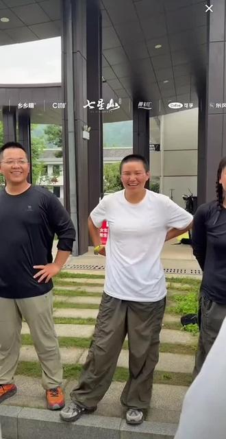 明天起贝贝可以不用参加比赛直接进入总决赛了,她还可以玩手机了