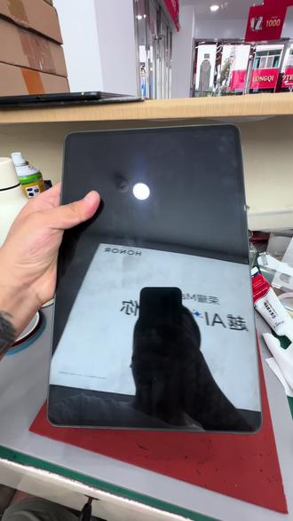 这台华为的matepadpro12.6寸、2022款、摔了屏幕不显示、像这样就是屏幕内屏坏了、我们直接更换屏幕就可以完美修复
有平板屏幕问题的欢迎咨询
#华为平板维修 #matepadpro12.6 #爆屏修复 #ipad维修 #专业维修