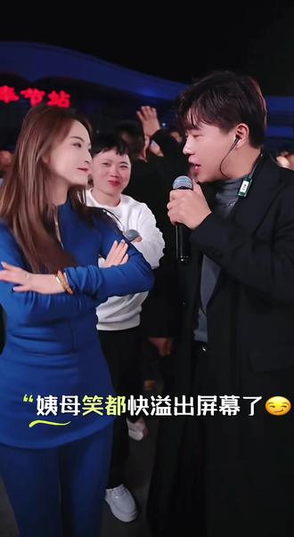 幺哥哥在后面啥表情呀 是不是一脸吃瓜表情呀😂@小云儿12-28生日庆典 @农村幺哥爱唱歌922 @户外唱歌磊 #表演现场 #歌手 #粉丝见面会 #多才多艺 #我又心动了