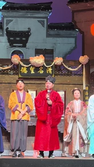《出马》圆满落幕!魏翔的舞台感染力直接拉满,从开场到谢幕,每一秒都在被狠狠震撼,这才是真正的现场魅力!全程无尿点,笑中带泪,后劲太足了!为舞台上的每一位演员鼓掌!#话剧 #出马 #开心麻花 #魏翔 #全程无尿点