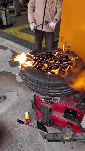 过新年换新鞋,原厂6w公里了,趁着换轮胎顺道换套轮毂,马牌UX7,搭配立中18寸轮毂,装车效果不错,你喜欢这样的风格吗?#赛那 #赛那改装 #轮毂改装 #换轮毂