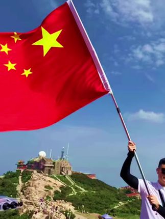 带杆户外登山爬山中国五星红旗拍照手持大红色旗子#祖国强大 #祝祖国繁荣昌盛 #厉害了我的国🇨🇳 #我爱我的祖国