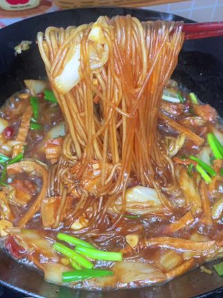 天冷了,安排了全家都喜欢吃的猪肉白菜炖粉条,白菜炖里软烂,粉条吸满了汤汁,配米饭就蒸馍都香里很#猪肉白菜炖粉条 #家常菜 #农家美食 #太香了吧