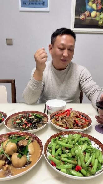 夫妻局!和先生小酌,不谈工作,不问琐事。酒杯轻碰,是岁月温柔,是心意相通。微醺的夜晚,有你,便是人间好时节。