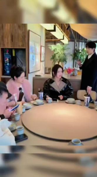 暗恋几个月到鼓足勇气追到成都那场勇敢告白,到被一次次温柔拒绝,纳迪尔没有退缩。他用真心对抗距离,用坚持融化顾虑,把拒绝变成靠近,把等待写成答案。所有不被看好的开始,都抵不过一颗坚定的心。终于,有情人终成眷属,这不是童话,是执着最动人从被拒到偏爱的结局。这一场全网见证的坚持,圆满了最好的爱情。#爱情 #绝配 #双向奔赴 #盈公主 #纳迪尔