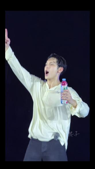 关于我们是怎么被金珉奎连续洒了两次水的哈哈哈哈哈哈#金珉奎