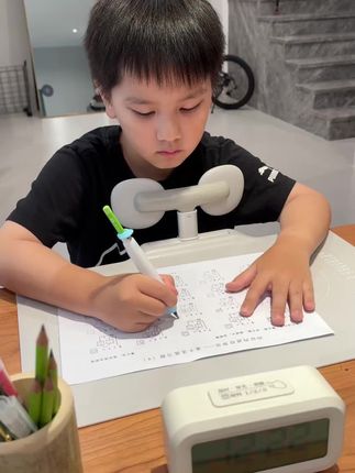 很好上手的一款握笔器✍️,装上铅笔,孩子自然而然的就纠正了握笔姿势,勾手腕问题也解决了~ #规范字书写 #握笔姿势 #勾手腕 #养成好习惯
