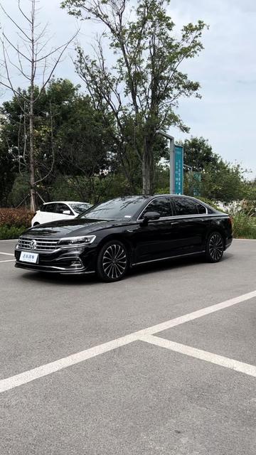 🚗黑外白内!!!2022年11月大众 辉昂21款380尊贵版 一手车 实表6万公里  全车原版 带车衣 
空气悬挂 底盘升降 双电动记忆座椅 前后排座椅通风加热按摩 电动方向盘调节 方向盘加热 多种驾驶模式切换 全车无钥匙进入 车载冰箱 小桌板 老板按键 腰部支撑调节 感应式电尾门 分驱空调 多色氛围灯 后排娱乐控制电动隐私遮阳帘。。
#辉昂尊贵版二手车 #辉昂480v6  #辉昂 #正毅名车 #石家庄辉昂基地