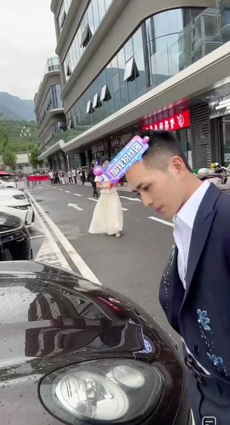 安顺直播间 索图和安顺在公司大门外迎接小虎妹
@索图 @安 顺 @萌萌小虎妹🐯