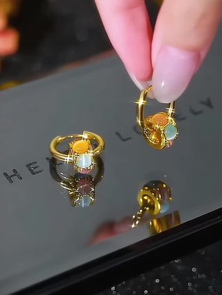 #上热门 这款自带温柔大气幻彩路路通耳环,太吸睛啦!寓意:“路路相通,事事顺利”,不仅寓意好,还精致高级百搭,上耳特美,姐妹们,快来备上吧!#耳环#仪式感 #仙女必备 #美出高级感 @DOU+小助手 @DOU+上热门 🔥 @Dou+🔥上热门🔥