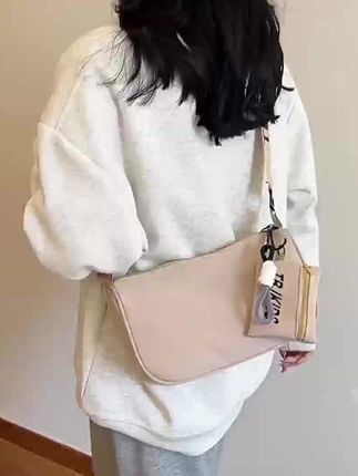 别看它小小一只,收纳超给力~日常出门的零碎小物都能乖乖“归位”,方便又实用!背上它出街,回头率爆表,被追着问🔗 !,还在为搭配发愁的宝子,这只包绝对是你的时尚救星,早背早美,冲就完事儿~#包包推荐 #穿出高级感 #轻奢包包 #简约大气 #高端品质