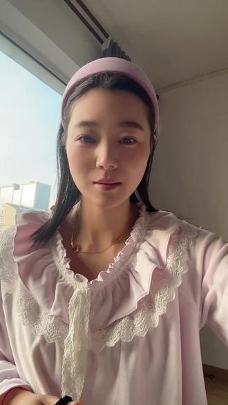 BT比安眠药更加安全和有效。例如,20多项研究的分析显示,CBT比安眠药能更快帮助患者入睡,而且不含任何副作用。另外一个重要的综述性研究显示,60多岁的高龄患者服用安眠药产生的副作用远高于其带来的好处。事实上,老年人出现不良反应的可能性是年轻人的两倍,比如短期失忆、头痛、日间倦怠、恶心、眩晕,甚至更容易发生车祸。2005年,美国国立卫生研究院一场关于失眠的“科学新形势”会议表明,没有任何证据证明CBT有任何副作用,而且直到现在亦是如此。
容易导致隔日嗜睡、头昏眼花、药物依赖和“反弹性失眠”,
美国加州大学圣地亚哥分校和加利福尼亚州拉荷亚斯克利普斯医疗中心的丹尼尔·克里普克总结认为,安眠药可增加死亡风险,这是安眠药令人担忧的一大潜在副作用。例如,在一项以100多万人为对象的研究中,每夜服用安眠药者的死亡率是不服用者的1.25倍。夜间服用安眠药与每天吸食一包烟一样具有高风险。自2008年以来,15项流行病学研究都发现,安眠药服用会增加死亡风险,却没有任何一项研究表明安眠药会降低死亡风险其中的三项研究明确发现,服用安眠药会增加癌症死亡风险
安眠药仅仅将平均入睡时间缩减了10分钟,总睡眠时间大约增加了10分钟。此外,安眠药实际上并不能改善睡眠。由于安眠药可导致失忆,
如果您60岁或年纪更大,你应该采用CBT而不是靠服用安眠药来治愈自己的慢性失眠,因为安眠药的副作用大于益处。
你那“不停歇的大脑”并不是失眠的原因,而是失眠的结果。失眠患者通常都会在睡不着的时候“胡思乱想”,但是将失眠归咎于此,这样不仅没找准原因,还会加剧患者的失控感。
分情况下,失眠的根本原因是想法和行为,只有针对病根,才可以治疗失眠。
2015年,Ann Intern Med杂志发表了一篇系统综述,总结分析了20项随机试验,发现经过认知行为治疗的人,睡眠的多种指标都可以得到改善。例如:睡眠潜伏期——也就是入睡所需要的时间——缩短了19分钟,入睡后醒来时间减少了26分钟,睡眠效率提高了10%。#学习#打造用的出来的知识体系#知识分享#养生#睡眠方法