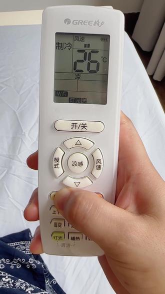 我在抖音学到一个知识 原来空调这么开省电?
据说一晚上一度电,简直不要太香!步骤如下:
1、先把空调打开
2、把空调调到26度
3、风速调到二档
4、选择制冷,按住制冷,按住大概5秒左右↔️
会跳出一个“省电”
操作完成✅
赶紧去试一试#空调省电方法空调开什么模式最省电 #省电小技巧 #电费 #空调 #空调省电方法 @抖音小助手 @抖音热点