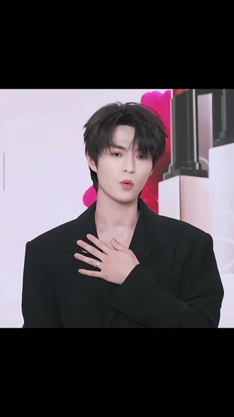 看你慢慢调理过来也就放心了 希望你们远离烂人烂事,希望如你所愿 未来和重要的人一起 彼此携手一起走下去,lagogo会一直支持你们
#弭金#张哲旭#旭金#正能量