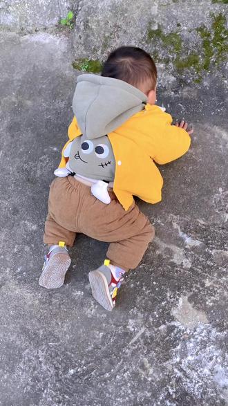 #熊孩纸日常 就喜欢在地上打滚爬着玩