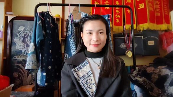 #丹寨非遗蜡染传承人张义霞匠心之作 #遇见民间传统艺术之美 # 因为这一抹蓝你千里迢迢来看我们———对吧! #丹寨苗族蜡染