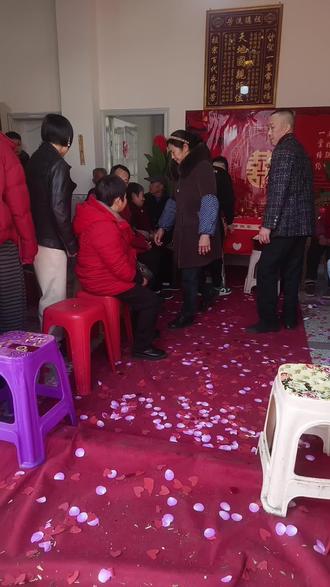 不同风俗的结婚仪式,然后还有认亲仪式。认亲长辈要给小辈拿红包,真的是好多好多年以前见过。