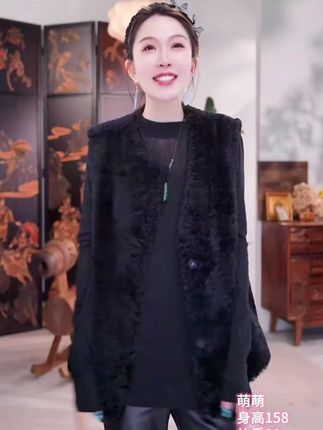 这条裤子真的绝了,姐妹们一定要去试试看!它是那种抓绒微喇的设计,上身之后超级显瘦,而且还是女神范的喇叭裤样式,不管是大腿粗还是小腿粗的女生都能轻松驾驭,穿上它之后,小粗腿瞬间消失不见,让你秒变大长腿女神!喜欢这种风格的姐妹千万不要错过!#皮裤 #微喇叭