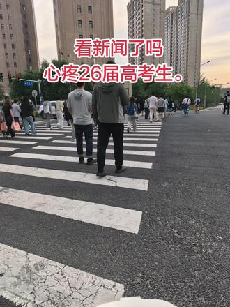 教育部发布26高考的两个最新通知,一是2026年高考时间正式确定,全国统考为6月7日、8日、9日三天;二是高考迎来多项新变化,关键数据已公布,今年的改革基本确定。有6条核心信息,高三家长一定要提前了解,不然到6月高考很容易吃亏,建议反复多看几遍,先一起打出高考必胜,给孩子呐喊助威。
第一,今年高考报名人数将突破1400万,再创历史新高,本科录取率保持在30%左右,竞争格外激烈。同时志愿填报时间大幅缩短,从往年15天压缩至7天。阳光高考网新增“阳光志愿”专区,包含权威院校、专业信息和历年录取数据,家长要每天登录查看,提前筛选目标院校,避免填报时手忙脚乱。
第二,本科批次全面合并,取消一本、二本、三本划分,整体分数线拉平,400分左右也有机会报考公办本科。但志愿填报容错率大幅降低,一旦规划不合理,很可能直接滑档到专科,一定要提前熟悉专业组投档规则。
第三,选科政策重大调整,物理+化学绑定成为主流趋势,工科、医学类核心专业均要求必选物理和化学,少选一科就直接失去报考资格,选科出错将没有补救机会。
第四,高校专业迎来更新优化,新增人工智能、量子信息等6个国家急需专业,部分就业预警专业缩减招生。新增专业首年招生分数通常偏低,有兴趣的考生可以重点关注。
第五,赋分制正式全面实施,语文、数学、英语及首选科目按原始分计分,再选科目实行等级赋分,成绩以全省排名为准,彻底取消文理分科,所有考生使用统一试卷。
第六,2026年高考作文七大方向基本明确,分别围绕金砖合作、航天突破、非遗传承、绿色发展、人工智能、乡村振兴、青年担当。作文分数差距直接决定孩子能上名校还是普通院校,提前准备才能占据优势。
高三最后冲刺阶段,高强度复习,频繁模考,压力叠加,孩子极易心态崩盘,效率下滑。这阶段没有捷径,唯有坚持,熬过疲劳期,状态和分数都会稳步回升。家长做好坚强后盾:少唠叨,不施压,约会闭嘴,稳情绪,做好饮食起居。祝所有孩子金榜题名,考上理想大学!