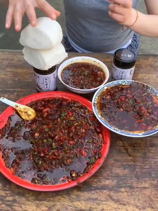 小时候没有好菜的时候,妈妈都会做这个西瓜酱豆,配上热馒头,真是太香了。油热,倒入蒜片和青红辣椒,翻炒出香味。准备一瓶老家的西瓜酱豆,有香辣和五香两种口味,还是小时候的味道。可以直接吃,或者像我这样炒一下,味道会更香。用它拌面加馒头都特别好吃,还是老家的味道,你也快来尝尝吧。#西瓜酱豆