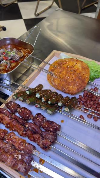 小钢炮串吧,沈阳鸡架15元,东北大油边2-3人烧烤套餐128元,双人餐仅需68元,他家食材新鲜,串串种类丰富!#炭火烤串 #东北特色烧烤 #人气爆棚#古韵江南#小钢炮串吧