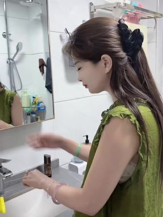 终于找到一款不会脱妆的粉底液了!它的质地非常轻盈,容易推开且没有厚重感,上脸后呈现出自然的光泽感#粉底液推荐 #粉底液 #粉底 #化妆 #不脱妆