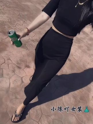 再强势的女人遇到疼她的人也会柔情似水。如果有依靠没有谁愿意做女汉子所以不要说女人强势只是你驾驭不了。#个性穿搭 #高级感穿搭 #显瘦显高显腿长 #开叉套装裙