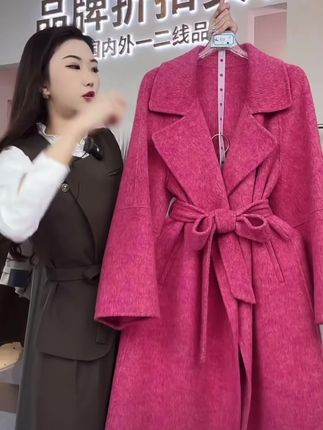 834新款秋冬高级感气质中长款呢子大衣外套女冬加厚保暖百搭外套#长款毛呢外套 #女神穿搭 #时尚潮流百搭款 #轻奢女装 #秋冬穿搭 @抖音小助手