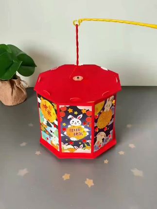 #花灯满城 #花灯 #中秋 中秋手提灯,想玩点不一样的兔子,古风投影灯笼太绝!第二,外材料包能自己做,点亮后会投影古风图案,挂着是装饰,提着赏月抄戏精儿童大人都爱,中秋拿着它出门,回头率绝对高。