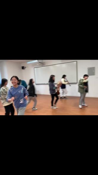 冬天的冷冻结了一切,却唯独拧松了回忆的发条 我过去一直埋怨我的高中
可出国以后,却开始不断想起。
毕业那天并没有像小学、初中那样难过,更多的是一种释然。那时我以为,我并不喜欢我的高中。可真正离开之后,我却发现,有些想念是隔着时间才会发生的。
是想回到一个月只能出校四次的日子吗?
是想回到每天不到七点就起床的清晨吗?
是想回到被规则层层包裹、喘不过气的生活吗?
不是的。
我想回到朋友身边。
后来我才明白,我怀念的从来不是一座城市,也不是一所学校,而是那些陪我把日子过完的人。我常常想,如果我的大学里,站在我身边的还是他们,该有多好。那样的话,孤独大概会少一点,快乐会多得多。
那个视频我一直想剪,却始终没有勇气。
我害怕,在异国的夜里,一个人对着屏幕哭得太明显。
我怀念的也不只是朋友,还有那个曾经义无反顾、毫无保留的自己。
十六岁、十七岁,是可以相信一切都会继续的年纪。我们会提前密谋,买好鲜花,只为了给熊哥一个惊喜。那种认真,现在想起来,有点奢侈。在我的十八岁,音高的朋友们,也给了我一样的惊喜😭
那时还没有自习教室,每天下午四点四十五分放学。二十几个人围着一个半场里打篮球,汗水和笑声混在一起。后来有了自习课,我会和笑然一起去打球、打飞盘。那些画面被我反复想起,好像一伸手就能碰到,却始终隔着时间。
冬天一来,这些记忆就会变得格外清晰。
冬日的阳光总是很暖,暖到让人舍不得眨眼。吃完饭,和朋友躺在大草坪上晒太阳,午休很长,生活很慢,好像永远不用担心分别。
周五放学是我最开心的时候。我终于可以和朋友在校外待久一点,把时间浪费得心安理得。
我常去笑然家。姥姥包的饺子很好吃,奶奶包的也一样好吃。笑然总会说:“下次来,我让姥姥给你包饺子吃。”
现在再想起这句话,心里会突然软一下。
我想念打飞盘的日子,
想念在音乐教室里胡闹的日子,
想念那个把快乐当成理所当然的自己,
也想念我的朋友们。
有些回忆和想念,本来就不该一下子说完
属于我的美好,蓦然回首,依然在那儿,等着我
#高中 #朋友 #我想你们了