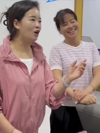 我姨回来啦,回去那段时间又偷懒不好好护肤啦,先赶紧给护个肤,不过我姨说好多人夸她改变大的,我姨也自信满满,也告诉姐妹们护肤一定要坚持呢#日常vlog #次抛精华 #好皮肤养出来 #女人爱美不分年龄 #超便宜超划算