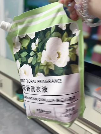 舍友们快来薅呀!我竟然4.99薅到足足6斤洗衣液!还是淡雅山茶花香超好闻!深层洁净,温和配方、泡沫丰富°。洗完的衣服不仅干净还香香软软的,姐妹们趁活动赶紧薅!#洗衣液#山茶花洗衣液#持久留香的洗衣液推荐#污渍轻松去除