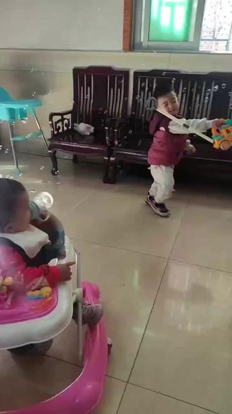 #阳光是取景器中最好的馈赠 🌞✨#挖掘机的浪漫 🫧🚜
#生活很累但要继续微笑面对 💕💗 #为了孩子更加要努力加油!🥵✊
🫢刚开始的画面总是极具温柔的...later***/%^~😂
公公的怒吼声 啊婆的唠叨声 哥哥的欢笑声 弟弟的海豚音🤣♪♪♪