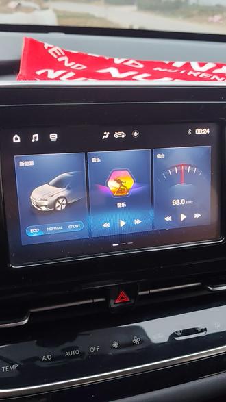 老款埃安S纯电动亏电挂档小技巧
老款埃安S纯电动车大小电瓶全亏电以后是不能直接挂上N/空挡的,开老款埃安S路上行车如无法及时充电,全部亏电以后车辆断电被迫停在路上,这个时候你会发现老款埃安S没有拖车系统和拖车按键,打4S店的求助电话,4S店也是无能为力,挂不上N/空挡,车辆既无法被拖走,也没办法自己手推慢行,自己亲身经历,在此分享给各位车友家人们,这个时候可以按视频把页面翻到车辆设置,点进去然后再点新能源,进新能源设置以后有个能量回收等级的开关,把能量回收点关闭,这个时候就可以把前进档或倒档挂回N/空挡了,就可以进行拖车事宜了,或者距离充电站较近的话,也可以自己慢慢推过去,最后祝家人们出行愉快