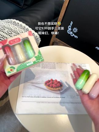 这个冬天嘴巴不再干裂起皮了!我最近发现了一款超好用的润唇膏,真的是拯救了我这个冬天。它不仅能有效防止干裂起皮,还能滋养嘴唇,让双唇更加水润饱满,真的可以冲!#强烈推荐 #唇膏 #秋冬必备 #超便宜超划算