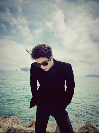 #张凌赫#择偶标准#帅哥
14岁 我的择偶标准终于逐渐清晰起来
我喜欢有教养的人或许有些慢热有些内向 但对所有人都外显温柔沉静的性格 偶尔也会说风趣的话逗大家开心的人 喜欢偶尔可以创造小惊喜的喜欢浪漫的我喜欢大部分时候都保持冷静的人 不会为突发状况感到惊慌 可以淡定地替人处理掉麻烦 笑起来的时候比平常看起来更单纯
我喜欢对生活有自己的态度和见解的人不会为身边人带去烦恼 有自己很拿手的事 也可以游刃有余地上手不曾尝试过的东西 有自己独特的思维方式是人群中最可靠的人
我欣赏“内核稳定”的人 有矛盾时愿意沟通而非冷战低落时能自我调节而非一味抱怨 他的存在本身就像一座安静的山让我觉得哪怕天塌下来 也能一起好好吃碗面
很幸运确实有这样的人