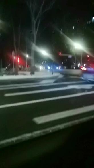 嘿这是你的
那是你的
那啥也不是你的呀
那万里长城是秦始皇
还说是他的呢
那现在长城还在
那只秦始皇还说
这天下是你的江山
那到最后不都过往云烟
那还纠结个六啊
你老公是别人家的儿子
你儿子是别人家的老公
你养的女儿悉心照料
百般呵护
最后来一个女婿
连花带盆都给你端走了
你奋斗了大半辈子
买的房子也不属于你的
那楼顶是别人家的地板
那地板是别人家的楼顶
那东西来被子勉强
那也是人邻居一家的
你敢动吗
那金山银山都不如活的快乐平安
那只有健康的身体才是你的
那人生就那么几十年
那眼一闭腿一蹬
最后就全剧终
挂上句号就全剧终
阎王要你三更死
你就找医生脱关系
他也不会让你活到五更
那日子一天比一天少
我们是一天比一天老
那生活中遇到打不开的心结
那就把它系成蝴蝶结
要不然呢
就结到五脏六腑
那不是这结节
就是那结节
你就记住了
今天就是你活着的时候最年轻的一天
因为过一天老一天过一天少一天
为啥不快乐过好每一天呢。忙一天回家#一直在努力的路上从未停止过 #一直在路上