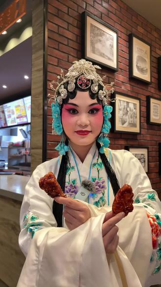 台上扮相,台下啃汉堡~谁说角儿只爱清茶雅乐,西式美味照样拿捏!好吃根本停不下来!#汉堡推荐
#汉堡王酱酱脆炸鸡 #汉堡王火锅炸鸡