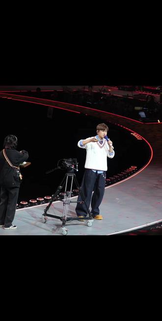 行星文化总裁化身张包包亲自下场推荐美食(嚼嚼嚼)“一会儿我还要吃”(嚼嚼嚼)“好好吃”#张杰 #新春➕杰 #张灯杰彩 #叶儿粑 #成都