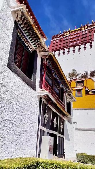 布达拉宫坐落于西藏拉萨市红山之巅,是集宫殿、寺院、城堡于一体的宏伟藏式石木结构建筑群,也是藏传佛教的圣地与历史政教中心 。
始建于7世纪松赞干布时期;9世纪因战乱损毁;17世纪五世达赖喇嘛在清廷支持下重建,此后逐步扩建,20世纪30年代定型。1961年列为全国重点文物保护单位,1994年入选联合国教科文组织世界遗产,2013年获评国家5A级景区。
白宫(东侧,白色外墙):达赖喇嘛的办公与生活区域。东大殿是举行坐床、亲政大典之地;东西日光殿为寝宫,可俯瞰拉萨城。
红宫(中央,赭红外墙):宗教核心区,安放8座达赖喇嘛灵塔(缺六世)是黄金最大去向。五世达赖灵塔(赞姆林坚吉)高14.85米,耗金3721公斤,镶嵌18677颗珠宝;十三世达赖灵塔耗金量也极大;灵塔均采用金皮裹木胎、鎏金工艺。
红宫上7座主金顶,采用铜瓦鎏金,五世时期金顶即用约3.4吨黄金;并非纯金实心,而是鎏金工艺,兼顾庄严与耐久。
佛像、坛城、法器、装饰:数万尊佛像多有鎏金;金汁写经、唐卡描金、供杯、曼扎等法器均用金;壁画部分线条与背景也会敷金粉。学界与布宫管理方认可的保守值约30吨(绝非3000吨这类夸张说法),黄金均为宗教装饰/器物形态,无储备金条。
宫内藏有海量文物:壁画、唐卡、佛像、经文典籍、明清皇帝赐赠的金印匾额等,是研究西藏历史、宗教、艺术的宝库;建筑融合藏、汉、尼泊尔等风格,体现了高原独特的营造技艺与政教合一的历史背景。#西藏#布达拉宫